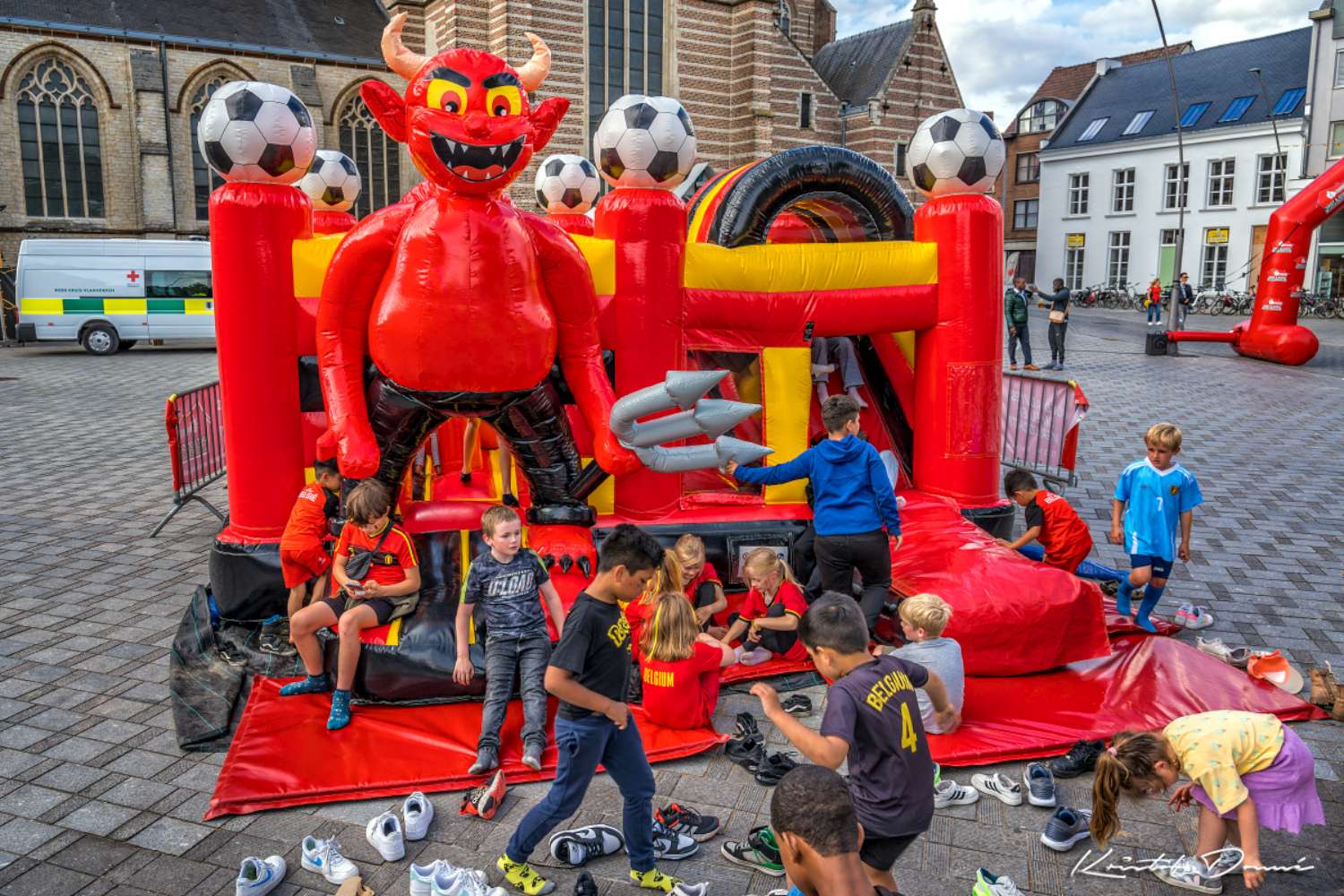Kinderen spelen op het Duivels springkasteel